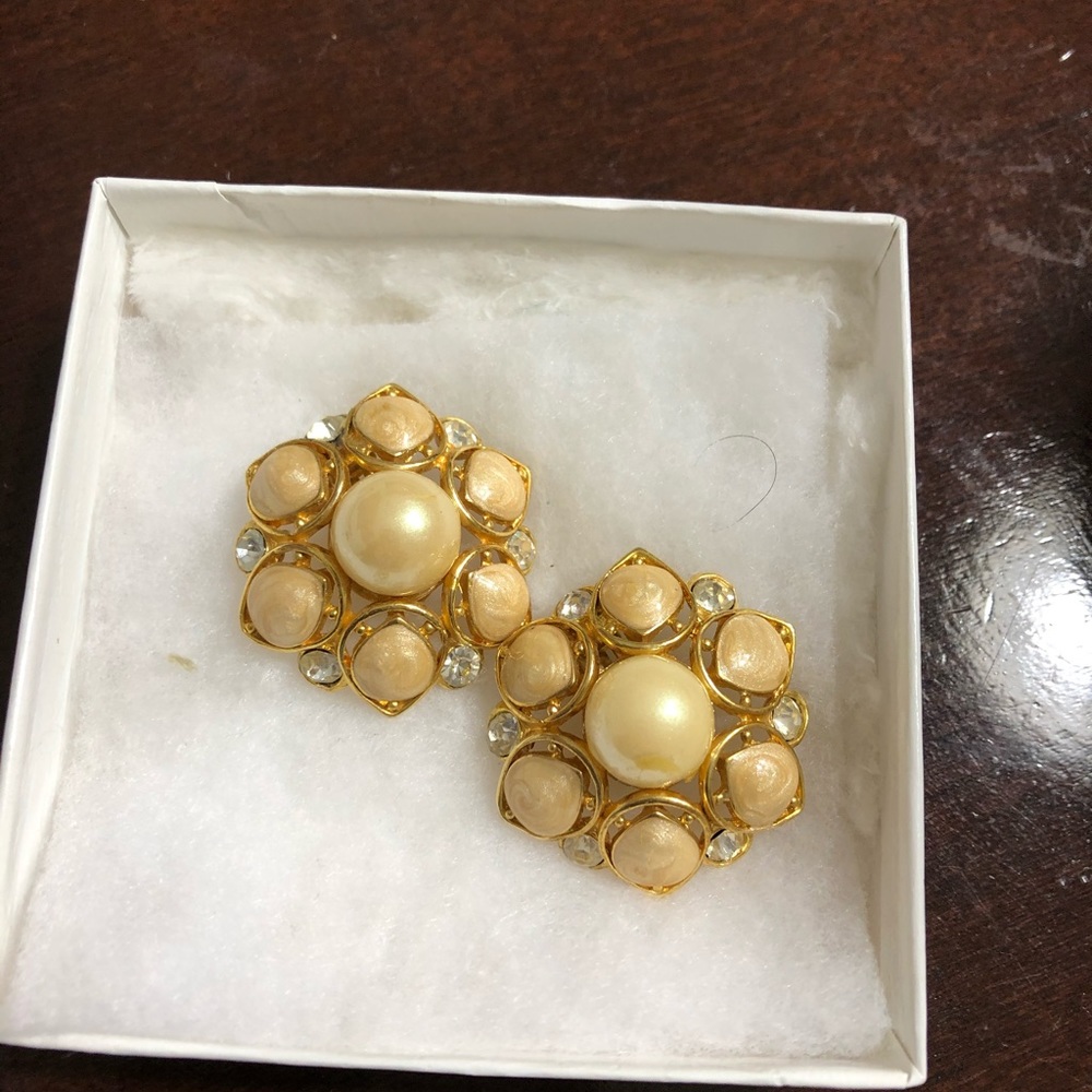 - - - Amazing vintage clip on earrings champagne